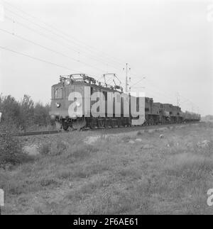 Le ferrovie dello Stato, SJ DG 154 con locomotiva a vapore per la demolizione. Foto Stock