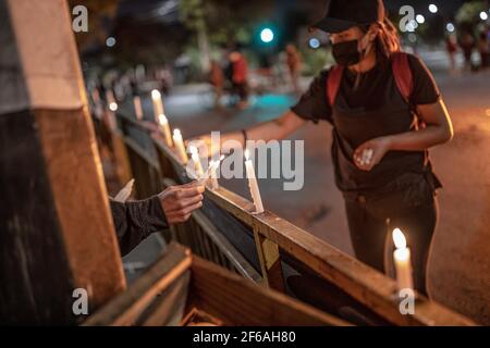 Santiago, Cile. 29 marzo 2021. I manifestanti illuminano candele sulla strada durante il commemoration.Commemoration dell'assassinio dei giovani fratelli Rafael ed Eduardo Vergara Toledo nel comune di Estación Central, perpetrato il 29 marzo 1985 dagli agenti della polizia cilena durante la dittatura militare di Augusto Pinochet. (Foto di Felipe Figueroa/SOPA Images/Sipa USA) Credit: Sipa USA/Alamy Live News Foto Stock