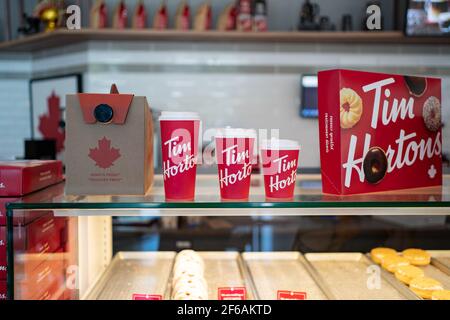 Bangkok, Thailandia - 13 giugno 2020: Tim Hortons tazze e imballaggio sul punto di acquisto. Foto Stock