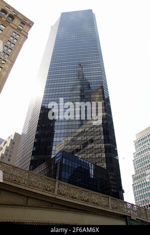 Facciata dell'alto edificio degli uffici al 101 Park Avenue, vista dalla Pershing Square sul viadotto, New York, NY, USA Foto Stock