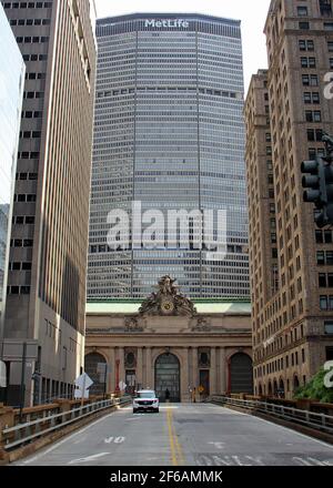 Park Avenue Viaduct, vista a nord da East 40th Street fino al Grand Central Terminal e MetLife Building, New York, NY, USA Foto Stock