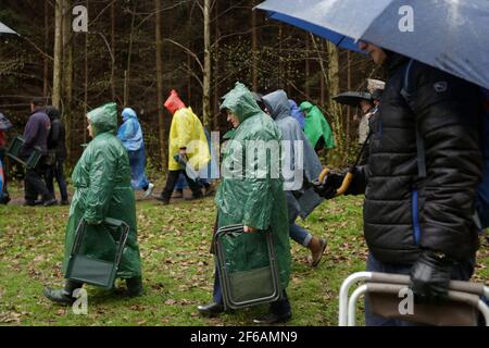 Kalwaria Zebrzydowska, Polonia. 13 Apr 2017. I pellegrini attraversano i campi e le foreste intorno al santuario di Kalwaria Zebrzydowska, passeggiano e si fermano ad ogni stazione dell'incrocio durante la Via Crucis. Durante la settimana Santa, si tiene un'indulgenza al Santuario della Passione-Mariana a Kalwaria Zebrzydowska, Che è accompagnato dal mistero del Meki del Signore. Molti pellegrini provenienti dalla Polonia e dall'estero vengono alla cerimonia. Il Santuario della Passione e Mariano di Kalwaria Zebrzydowska è uno dei più antichi e famosi luoghi di pellegrinaggio in Polonia. (Credit Image: © Jarek Praszkiewicz/SOPA IMA Foto Stock