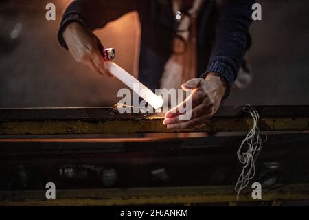 Santiago, Cile. 29 marzo 2021. Una donna accende una candela sulla strada durante il commemoration.Commemoration dell'assassinio dei giovani fratelli Rafael ed Eduardo Vergara Toledo nel comune di Estación Central, perpetrato il 29 marzo 1985 dagli agenti della polizia cilena durante la dittatura militare di Augusto Pinochet. Credit: SOPA Images Limited/Alamy Live News Foto Stock