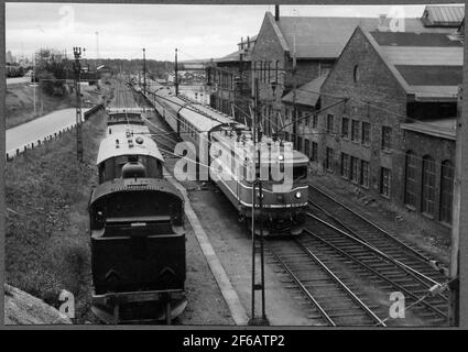 Le ferrovie statali, SJ RB3 1005 e la locomotiva a vapore SJ S7 1882. Foto Stock