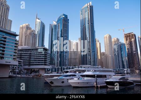 Vista dei bellissimi scrappers cielo, appartamenti, ponte delle navi da crociera e gli hotel catturati durante la sera dal Marina Mall, Dubai, Emirati Arabi Uniti. Foto Stock