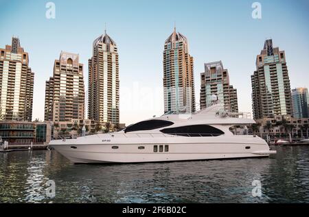 Vista dei bellissimi scrappers cielo, appartamenti, ponte delle navi da crociera e gli hotel catturati durante la sera dal Marina Mall, Dubai, Emirati Arabi Uniti. Foto Stock