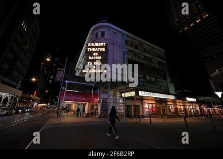 New York, Stati Uniti. 30 Marzo 2021. Una vista del chiuso Shubert Theatre a Times Square, come i pianificatori della città sperano di riaprire la produzione di Broadway e Off-Broadway entro il settembre del 2021, New York, NY, 30 marzo 2021. Bill de Blasio, sindaco di New York, creerà siti di vaccinazione COVID-19 dedicati per l'industria teatrale, e siti di test pop-up del coronavirus vicino ai teatri. (Foto di Anthony Behar/Sipa USA) Credit: Sipa USA/Alamy Live News Foto Stock