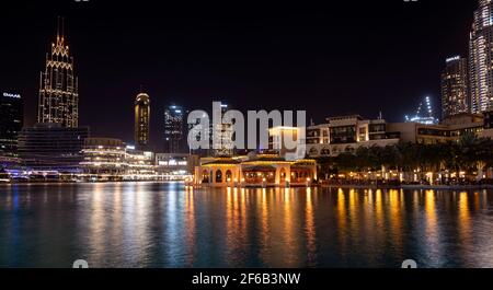 7 GEN 2021, Dubai, Emirati Arabi Uniti . Splendida vista del souk illuminato al bahar, il centro commerciale di Dubai, gli hotel e lo skyline catturati nell'area boulevard del parco Burj Foto Stock