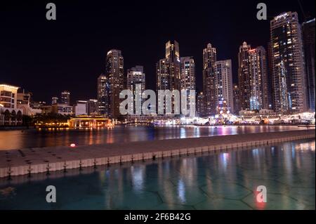 7 gennaio 2021, dubai, emirati arabi Uniti. Vista degli appartamenti splendidamente illuminati nell'area del viale ricreativo del parco Burj, Dubai, emirati arabi Uniti. Foto Stock