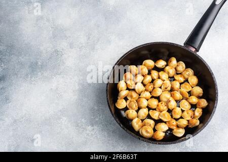 Deliziosi gnocchi fritti con carne in una padella Copia spazio vista dall'alto Foto Stock