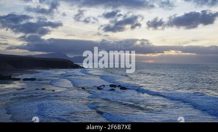 Tramonto sulla spiaggia dei surfisti di la Pared Foto Stock