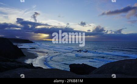 Tramonto sulla spiaggia dei surfisti di la Pared Foto Stock