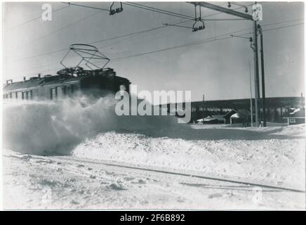 Le ferrovie dello stato, sj. Treno merci all'ingresso del cantiere ferroviario di Risbäck dopo tre giorni di nevicate nel 1934. Foto Stock