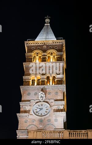 Basilica di Santa Maria maggiore (Santa Maria maggiore) Campanile romanico (XIV secolo) con orologio illuminato di notte, città di Roma, Italia Foto Stock
