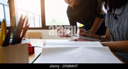 Il Business Engineer e i partner tengono la penna con disegno di costruzione. Business engineer e partner discutono con BluePrint. pianificazione della consulenza Foto Stock