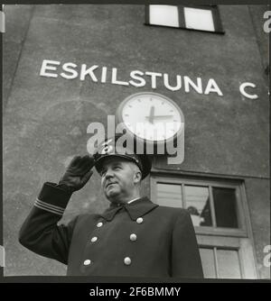 Stins Gustaf Blom fa il saluto di fronte alla stazione di Eskilstuna C. Foto Stock