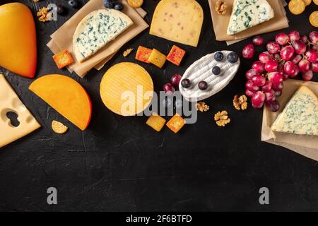 Assortimento di formaggi con cracker di frutta e sale, antipasti Foto Stock