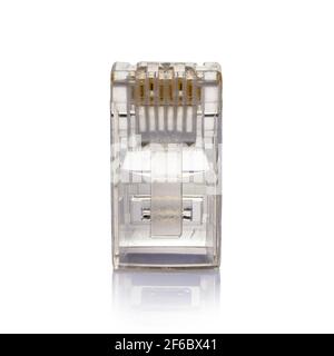 Connettore rj-45. Connettore rj45 trasparente per rete e Internet. Primo piano macro isolata su sfondo bianco con riflessione. Foto Stock