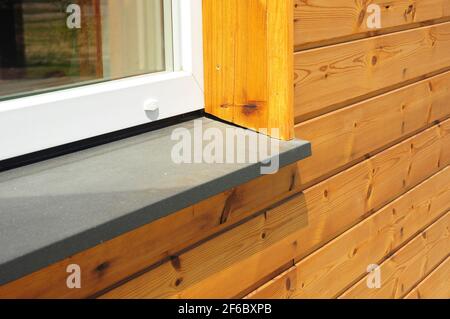 Riparazione davanzale di una casa con travi in legno, rivestimenti in legno. Foto Stock