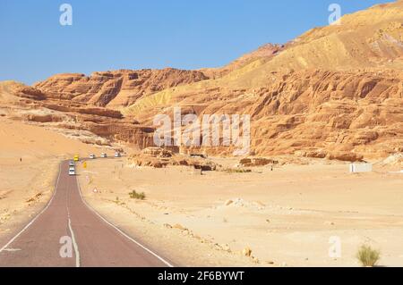 Endless Desert Road con le montagne. Foto Stock