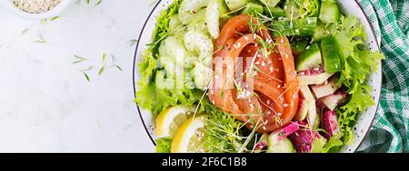 Colazione con dieta chetogenica. Insalata di salmoni con verdure, cetrioli, sedano e rafano di anguria. Pranzo al keto, al paleo. Vista dall'alto, sopra, banner Foto Stock