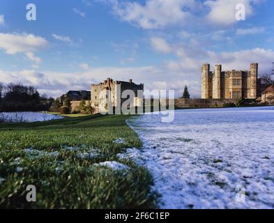 Il Castello di Leeds nella neve. Kent, Inghilterra. Regno Unito Foto Stock