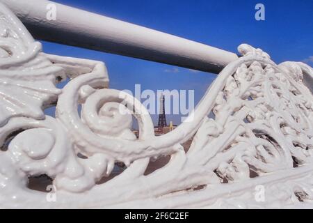I posti a sedere decorati in ghisa su Central Pier, Blackpool, Lancashire, Inghilterra, Regno Unito Foto Stock