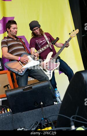 Jamie o'Gorman e Greg Churchouse di Scouting per le ragazze che giocano Live sul palco al Midlands Festival 2010 Foto Stock