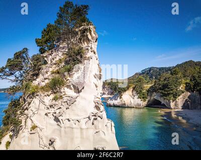 Formazioni rocciose a mare, Cathedral Cove arco in pietra. Vista aerea della Nuova Zelanda fantastici paesaggi e paesaggi. Foto Stock
