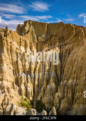 Suolo sabbioso esposto su parte erosa di collina. Forme uniche di piramidi di terra. Vista aerea della Nuova Zelanda fantastici paesaggi e paesaggi. Foto Stock