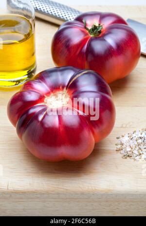 Bellissimi pomodori freschi Mar Azul (Marazul). Si tratta di una nuova e deliziosa varietà di pomodoro dalle delicate tonalità bluastre, porpora e pinkish con un più fr Foto Stock