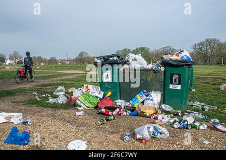 WIMBLEDON LONDRA, REGNO UNITO 31 MARZO 2021. WIMBLEDON LONDRA, REGNO UNITO 31 MARZO 2021. Un operaio del merton council raccoglie i rifiuti su un sacchetto di bidone che include lattine di birra vuote e bottiglie di vino lasciate dai rivelatori su Wimbledon Common, in quanto le restrizioni di blocco sono state attenuate. Credit amer Ghazzal/Alamy Live News Foto Stock