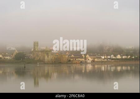 Timoleague, West Cork, Irlanda. 31 Marzo 2021. Il villaggio di Timoleague sorge fuori dalla nebbia in un inizio noioso alla giornata. La giornata sarà principalmente secca nel sud con alti di 14-16C. Credit: AG News/Alamy Live News Foto Stock