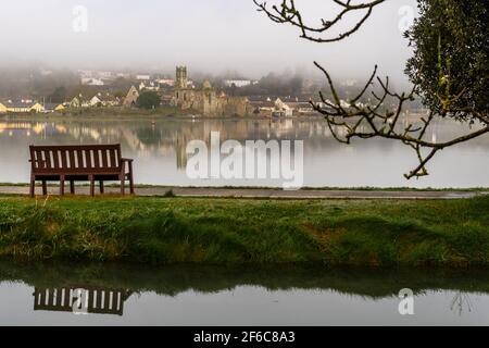 Timoleague, West Cork, Irlanda. 31 Marzo 2021. Il villaggio di Timoleague sorge fuori dalla nebbia in un inizio noioso alla giornata. La giornata sarà principalmente secca nel sud con alti di 14-16C. Credit: AG News/Alamy Live News Foto Stock