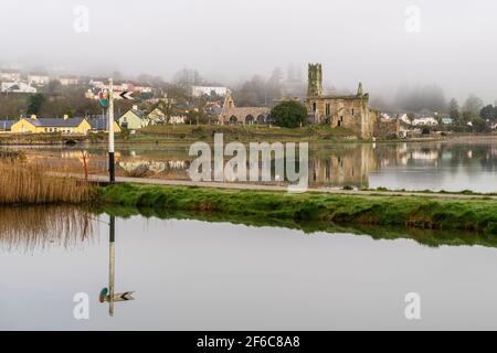 Timoleague, West Cork, Irlanda. 31 Marzo 2021. Il villaggio di Timoleague sorge fuori dalla nebbia in un inizio noioso alla giornata. La giornata sarà principalmente secca nel sud con alti di 14-16C. Credit: AG News/Alamy Live News Foto Stock