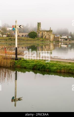 Timoleague, West Cork, Irlanda. 31 Marzo 2021. Il villaggio di Timoleague sorge fuori dalla nebbia in un inizio noioso alla giornata. La giornata sarà principalmente secca nel sud con alti di 14-16C. Credit: AG News/Alamy Live News Foto Stock