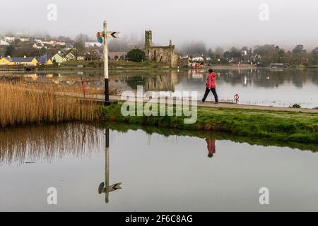 Timoleague, West Cork, Irlanda. 31 Marzo 2021. Il villaggio di Timoleague sorge fuori dalla nebbia in un inizio noioso alla giornata. La giornata sarà principalmente secca nel sud con alti di 14-16C. Credit: AG News/Alamy Live News Foto Stock