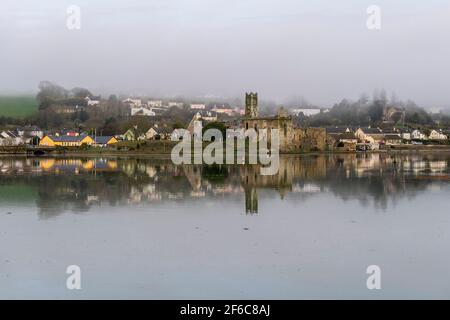 Timoleague, West Cork, Irlanda. 31 Marzo 2021. Il villaggio di Timoleague sorge fuori dalla nebbia in un inizio noioso alla giornata. La giornata sarà principalmente secca nel sud con alti di 14-16C. Credit: AG News/Alamy Live News Foto Stock