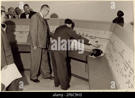 Il Signal Engineer Gösta Knall fornisce una dimostrazione del controllo remoto della compagnia di trasporti Grängesberg - Oxelösund, TGOJ CTC a Skogstorp durante l'inaugurazione. Foto Stock