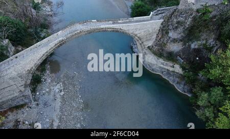 Vecchio ponte di pietra di Konitsa, fiume Aoos, vista aerea drone, Epiro, Grecia Foto Stock