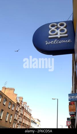 IL CO-OP IN ESSEX ROAD, ISLINGTON, LONDON.TOM PILSTON 26 MARZO 2007 Foto Stock