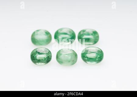 Gemma naturale verde kyanite sei pezzi su sfondo bianco Foto Stock