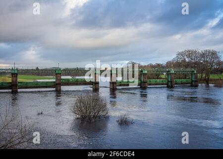 Glenlochar Barrage sul fiume Dee a Loch Ken, schema elettrico Galloway Hydro, Dumfries e Galloway, Scozia Foto Stock