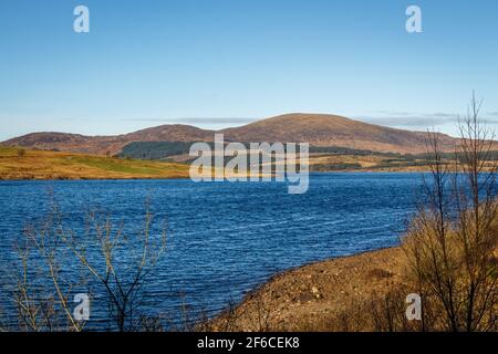 Clatteringshaws Loch in una giornata di inverni soleggiati, nel sud della Scozia. Foto Stock