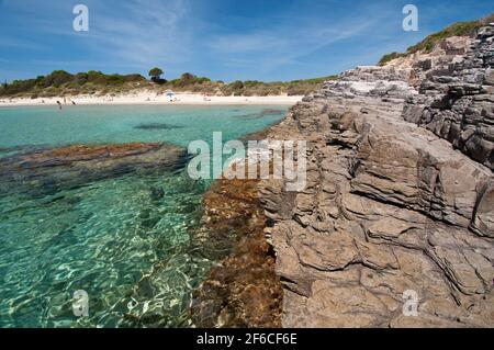 acqua cristalina, sabbia bianca e rocce colorano la spiaggia di la Bobba, Carloforte, isola di San Pietro, Sardegna Foto Stock