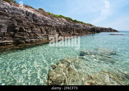 acqua cristalina, sabbia bianca e rocce colorano la spiaggia di la Bobba, Carloforte, isola di San Pietro, Sardegna Foto Stock