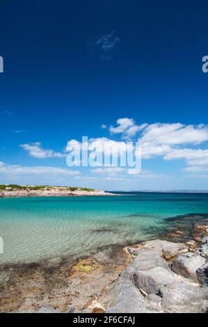acqua cristalina, sabbia bianca e rocce colorano la spiaggia di la Bobba, Carloforte, isola di San Pietro, Sardegna Foto Stock