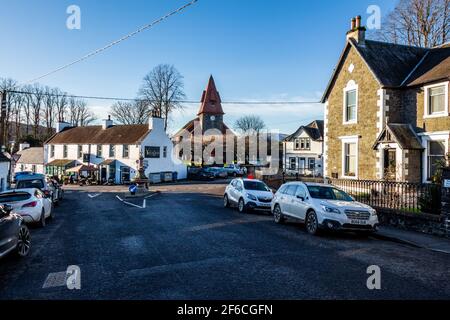 Dalry, Scozia - 24 dicembre 2020: Centro di Dalry con Clachan Inn, banca, chiesa parrocchiale sullo sfondo, Dumfries e Galloway, Scozia Foto Stock