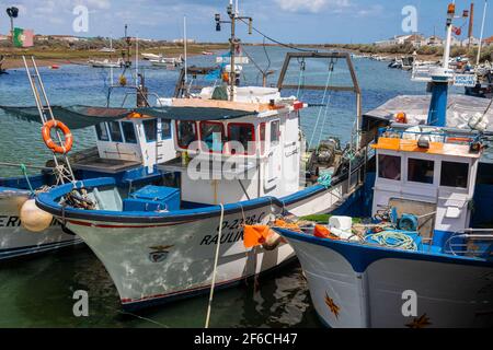 Barche da pesca nel porto di Fuzeta, Algarve, Portogallo Foto Stock