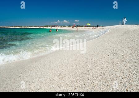 Sabbia bianca di quarzo e acqua cristallina a is Aruttas spiaggia Foto Stock